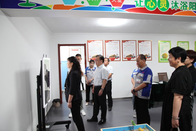 2021年8月26日，濟(jì)南市總工會(huì)黨組成員、副主席于虹和女工部部長(zhǎng)張紹峰一行來(lái)我集團(tuán)公司調(diào)研